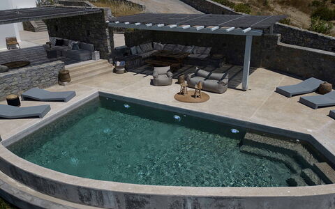 Villa Cornelia 1: Material Compuesto, Piscina, Hormigón, Losa, Material Natural, Diseño, Fuente De Agua, Loseta, Pared De Piedra