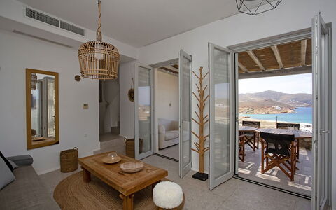 Villa Cornelia 1: Mueble, Diseño De Interiores, Piso, Suelo, Casa, Techo, Silla, Departamento, Mar, Balcón