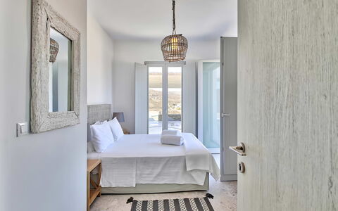 Villa Cornelia 1: Madera, Piso, Suelo, Diseño De Interiores, Habitación, Mueble, Techo, Linos, Casa, Cama