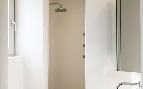 Villa Cornelia 1: Baño, Pared, Piso, Arreglo De Tubería, Diseño De Interiores, Suelo, Madera, Lavabo Del Baño, Techo, Lavabo