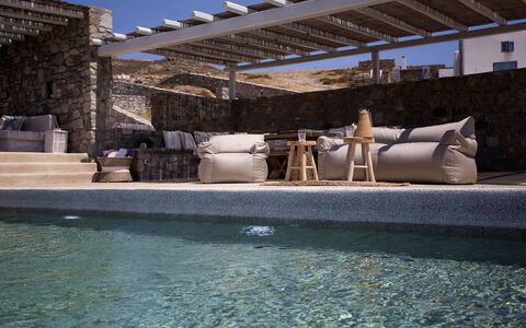 Villa Cornelia 1: Mueble Para Exteriores, Material Compuesto, Sombra, Piscina, Hormigón, Material Natural, Diseño, Silla, Losa, Recurso