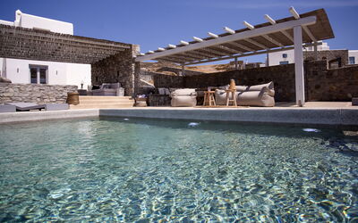 Villa Cornelia 1: Material Compuesto, Material Natural, Diseño, Piscina, Loseta, Mueble Para Exteriores, Recurso