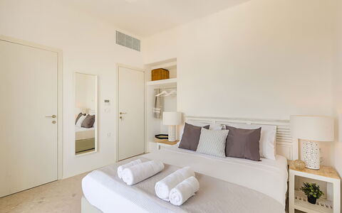 Villa Cornelia 2: Mueble, Diseño De Interiores, Piso, Suelo, Cama, Habitación, Madera, Textil, Techo, Habitación
