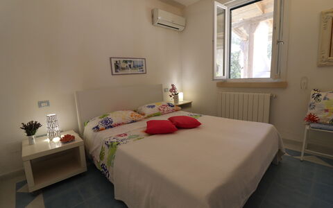 Villa Patrizia Otranto: Deluxe Countryside Retreat: Mueble, Cama, Pared, Habitación, Diseño De Interiores, Suelo, Piso, Sábana, Madera, Lecho