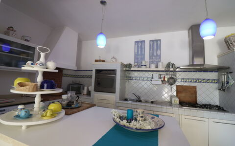 Villa Patrizia Otranto: Deluxe Countryside Retreat: Diseño De Interiores, Mueble, Cocina, Piso, Mostrador, Techo, Encendiendo, Habitación, Aparato De Cocina, Mesa