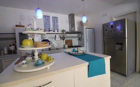 Villa Patrizia Otranto: Deluxe Countryside Retreat: Aparato De Cocina, Mueble, Cocina, Electrodoméstico, Diseño De Interiores, Mostrador, Electrodoméstico, Gabinetes, Habitación, Encendiendo