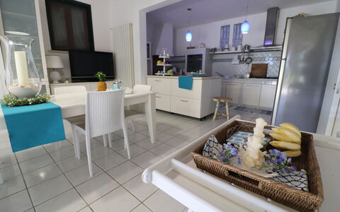 Villa Patrizia Otranto: Deluxe Countryside Retreat: Mueble, Diseño De Interiores, Piso, Suelo, Silla, Cocina, Mesa, Mostrador, Habitación, Encendiendo
