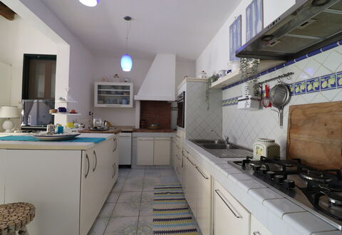 Villa Patrizia Otranto: Deluxe Countryside Retreat: Cocina, Mostrador, Aparato De Cocina, Piso, Diseño De Interiores, Electrodoméstico, Mueble, Fregadero, Gabinetes, Suelo