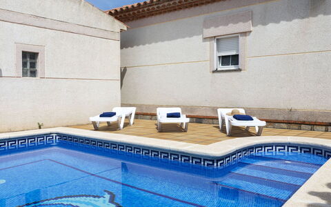 Isabel: Piscina, Cajón, Hotel, Recurso, Cama, Lámpara, Habitación, Gabinetes, Villa, Lecho