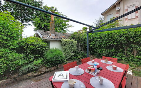 Arcachon 151: Mueble, Arbusto, Jardín, Mueble Para Exteriores, Sombra, Mesa Al Aire Libre, Silla, Patio, Patio Interior, Yarda