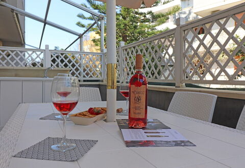 Luisa: Mueble, Silla, Mesa, Mueble Para Exteriores, Suelo, Mesa Al Aire Libre, Sombra, Balcón, Cocina Y Comedor Mesa, Manchas De Madera