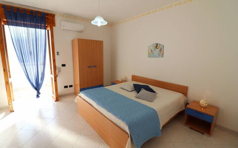 Ludovica: Mueble, Madera, Diseño De Interiores, Suelo, Piso, Habitación, Cama, Habitación, Sábana, Marco De La Cama