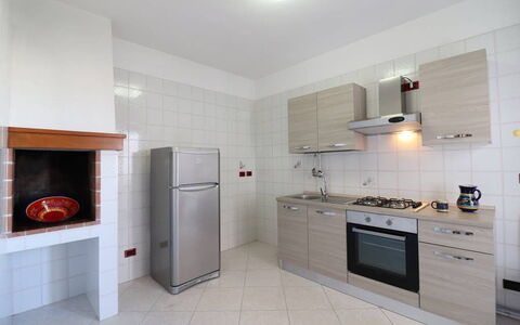Ludovica: Piso, Cocina, Diseño De Interiores, Electrodoméstico, Madera, Suelo, Aparato De Cocina, Gabinetes, Mostrador, Habitación