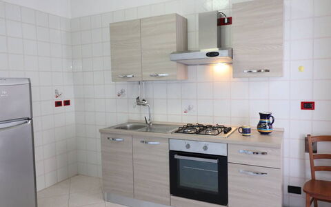 Ludovica: Cocina, Aparato De Cocina, Electrodoméstico, Mostrador, Estufa De Cocina, Piso, Madera, Fregadero, Estufa, Gabinetes