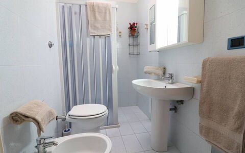 Ludovica: Piso, Suelo, Arreglo De Tubería, Diseño De Interiores, Lavabo, Lavabo Del Baño, Baño, Grifo, Habitación, Plomería