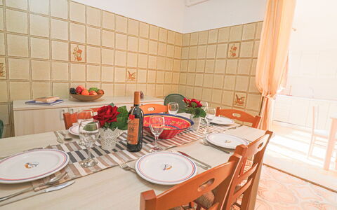 Isabel: Mueble, Diseño De Interiores, Piso, Comedor, Suelo, Cocina Y Comedor Mesa, Mesa, Manteles, Habitación, Silla