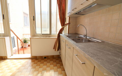 Isabel: Piso, Suelo, Madera, Cocina, Mostrador, Diseño De Interiores, Electrodoméstico, Gabinetes, Fregadero, Aparato De Cocina