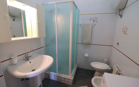 Gio: Piso, Suelo, Diseño De Interiores, Lavabo Del Baño, Arreglo De Tubería, Lavabo, Habitación, Baño, Plomería, Grifo