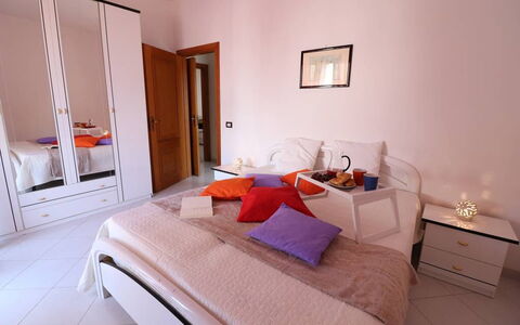 Gio: Mueble, Habitación, Cama, Diseño De Interiores, Madera, Sábana, Suelo, Piso, Textil, Habitación