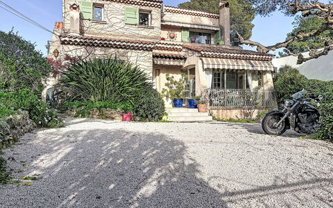 La Péguière: Sombra, Porche, Balcón, Cerca, Pretil, Estructura Al Aire Libre
