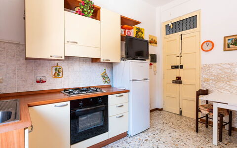 Milena: Electrodoméstico, Aparato De Cocina, Cocina, Madera, Piso, Diseño De Interiores, Suelo, Mostrador, Gabinetes, Electrodoméstico