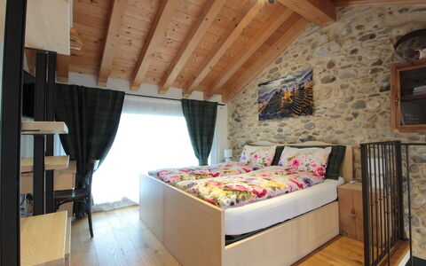 La Casetta dei Palù, Valdobbiadene: Mueble, Diseño De Interiores, Techo, Silla, Manchas De Madera, Almohada, Madera Dura, Linos, Arrojar La Almohada, Sala