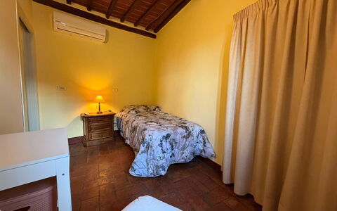 Terrazzino Margherita: Cama, Suelo, Piso, Habitación, Pared, Diseño De Interiores, Sábana, Madera, Lecho, Mueble
