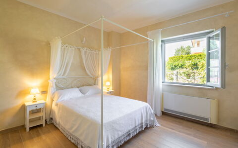 Podere Galieni: Mueble, Diseño De Interiores, Cama, Suelo, Piso, Pared, Habitación, Madera, Techo, Habitación