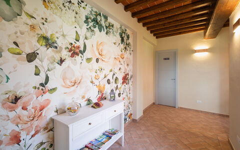 Podere Galieni: Diseño De Interiores, Techo, Pétalo, Habitación, Papel Pintado, Diseño Floral, Cortar Flores, Pintar, Moldura, Familia De Las Rosáceas