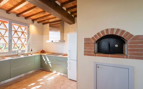 Podere Galieni: Diseño De Interiores, Cocina, Piso, Pared, Madera, Techo, Suelo, Mostrador, Mueble, Aparato De Cocina