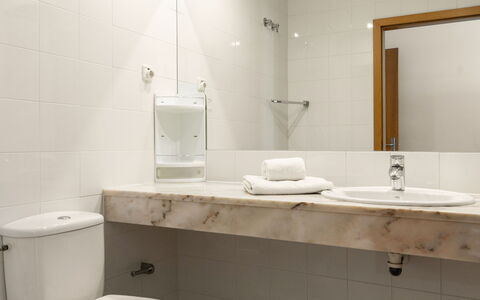 Expo Oriente Lis: Piso, Diseño De Interiores, Pared, Suelo, Arreglo De Tubería, Baño, Lavabo Del Baño, Habitación, Encendiendo, Plomería