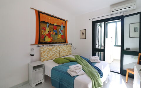 Noemi'S House in Otranto: Mueble, Diseño De Interiores, Habitación, Pared, Cama, Suelo, Piso, Madera, Sábana, Techo