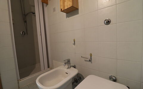 Noemi'S House in Otranto: Baño, Arreglo De Tubería, Lavabo Del Baño, Lavabo, Piso, Suelo, Grifo, Plomería, Asiento Del Baño, Baño