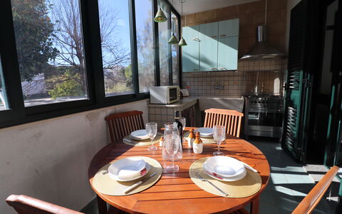 Noemi'S House in Otranto: Mueble, Silla, Mesa, Madera, Diseño De Interiores, Cocina Y Comedor Mesa, Piso, Suelo, Comedor, Encendiendo