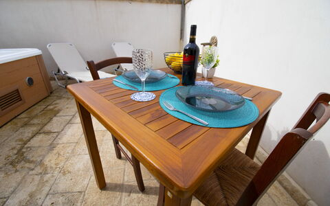 Coclea Heritage Suites: Mueble, Madera, Mesa, Silla, Mueble Para Exteriores, Mesa Al Aire Libre, Comedor, Manchas De Madera, Cocina Y Comedor Mesa, Madera Dura
