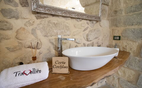 Coclea Heritage Suites: Diseño De Interiores, Arreglo De Tubería, Piso, Lavabo Del Baño, Baño, Grifo, Lavabo, Habitación, Plomería, Espejo