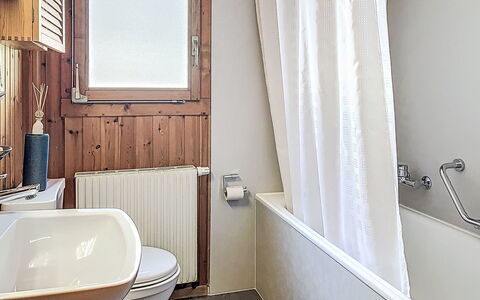 Chalet Chemin du Four: Baño, Arreglo De Tubería, Piso, Suelo, Diseño De Interiores, Bañera, Grifo, Lavabo, Plomería, Lavabo Del Baño