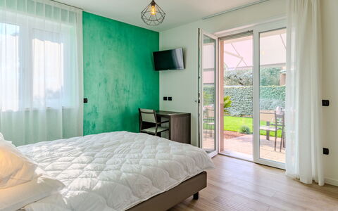 Riva del Garda 500: Diseño De Interiores, Mueble, Piso, Cama, Pared, Suelo, Habitación, Madera, Techo, Casa