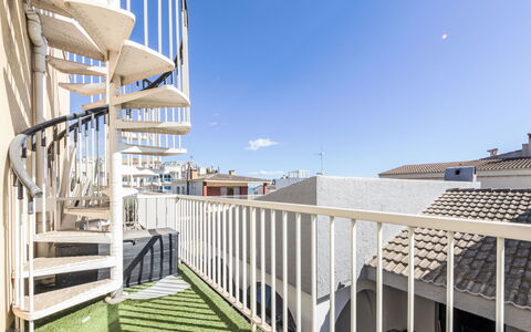 Dorada: Casa, Puerta, Cabaña, Yarda, Silla, Mueble Para Exteriores, Patio Interior, Mesa Al Aire Libre, Planta De Casa, Toldo