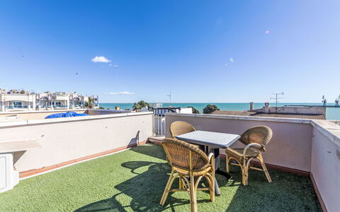 Dorada: Casa, Puerta, Cabaña, Yarda, Silla, Mueble Para Exteriores, Patio Interior, Mesa Al Aire Libre, Planta De Casa, Toldo