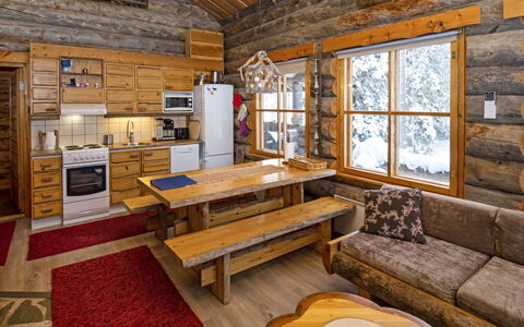 Kelovarila: Casa, Puerta, Cabaña, Yarda, Silla, Mueble Para Exteriores, Patio Interior, Mesa Al Aire Libre, Planta De Casa, Toldo
