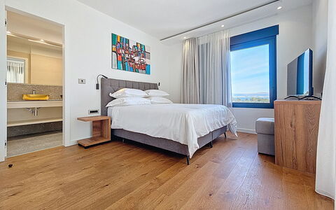Aloa Iii: Cama, Mueble, Piso, Habitación, Madera, Suelo, Diseño De Interiores, Suelos De Madera, Techo, Sábana