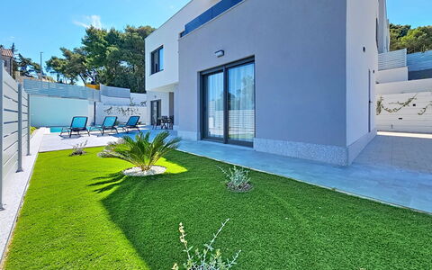 Aloa Iv: Arquitectura, Barrio Residencial, Casa, Jardín, Césped, Paisajismo, Yarda, Inmuebles, Entrada De Coches, Patio