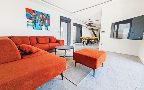 Aloa Iv: Casa, Puerta, Cabaña, Yarda, Silla, Mueble Para Exteriores, Patio Interior, Mesa Al Aire Libre, Planta De Casa, Toldo