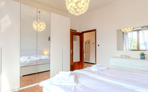 Onda Blu: Diseño De Interiores, Piso, Suelo, Madera, Mueble, Cama, Techo, Habitación, Habitación, Encendiendo