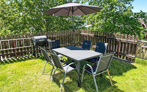 Stadsro: Mueble, Mueble Para Exteriores, Silla, Mesa, Mesa Al Aire Libre, Cocina Y Comedor Mesa, Jardín, Sombra, Patio, Patio Interior