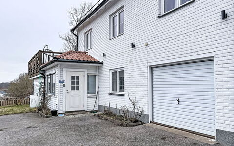 Stadsro: Casa, Puerta, Cabaña, Yarda, Silla, Mueble Para Exteriores, Patio Interior, Mesa Al Aire Libre, Planta De Casa, Toldo