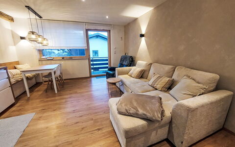Enzian: Mueble, Diseño De Interiores, Piso, Suelo, Sofá, Pared, Habitación, Madera, Techo, Sala