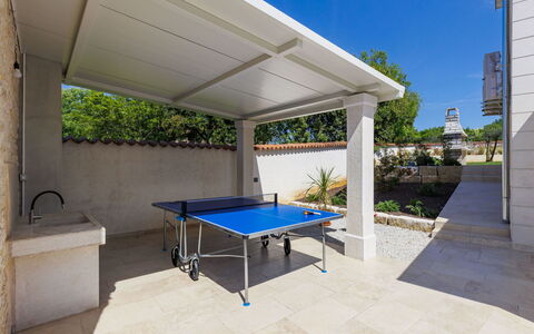 Tone i Maria: Sombra, Mueble Para Exteriores, Ocio, Estructura Al Aire Libre, Piscina, Deporte De Raqueta, Silla, Recurso, Patio, Pérgola