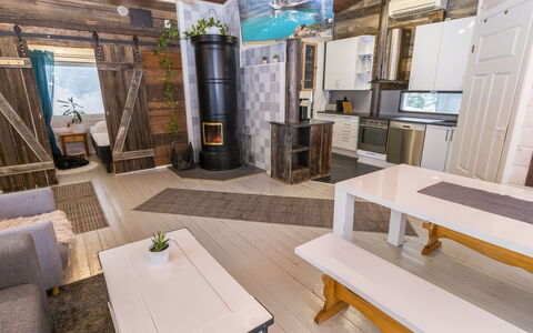Villa Kökköharju: Madera, Piso, Suelo, Diseño De Interiores, Mueble, Suelos De Madera, Techo, Habitación, Madera Dura, Sala